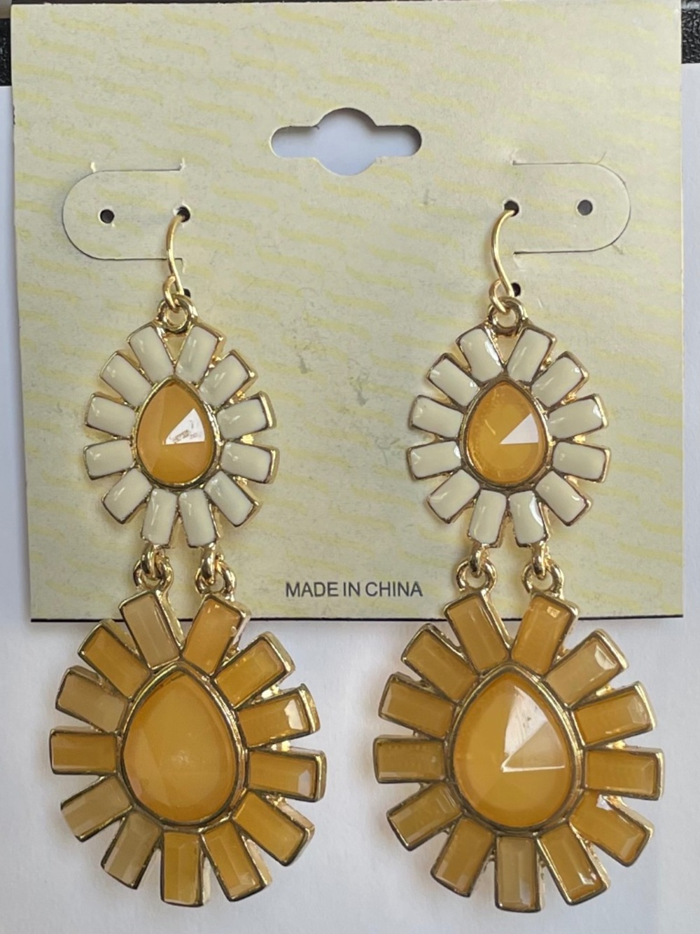 NIP Fashion Jewelry Floral 2 1/2” Dangle Earrings (Pierced)